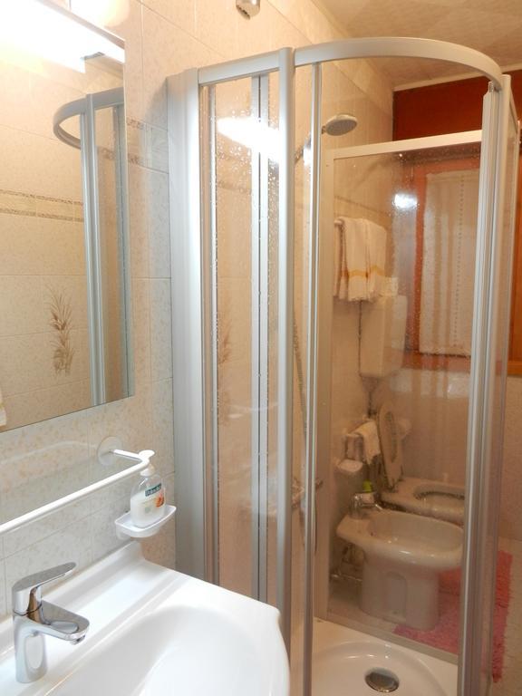 Casa Elda Appartement Isolaccia Kamer foto